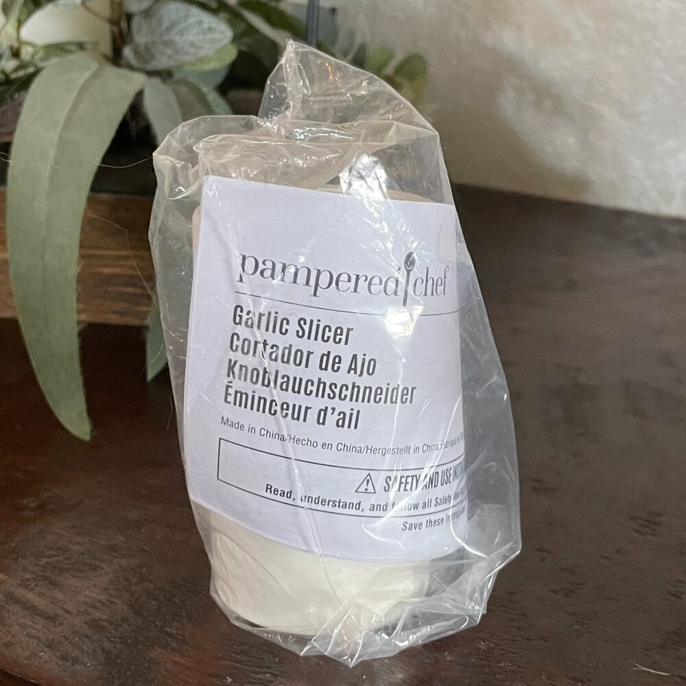 NEW Pampered Chef Garlic Slicer